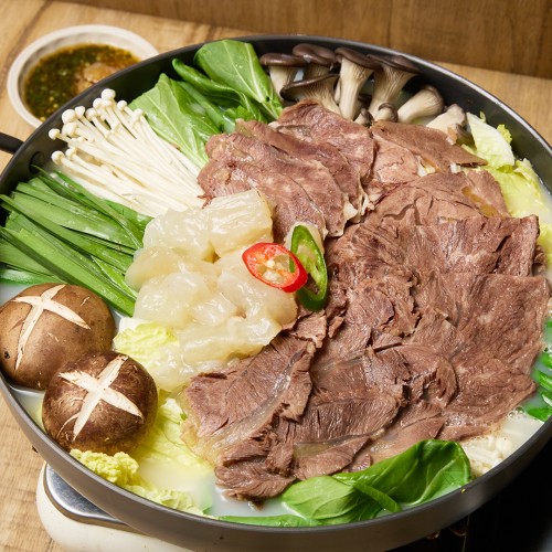 부드러움과 쫄깃함의 완벽 조화, 산지도매센타 스지 아롱사태 수육전골