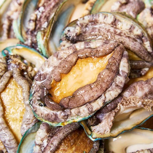 생미역 먹인 싱싱한 완도 활 전복, 특별한 날 식탁을 빛내다